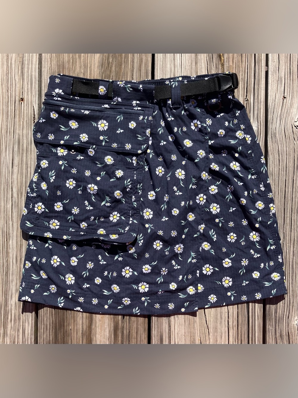 Duluth Heirloom Gardening Skort with Belt Bag Blue with Daisies S